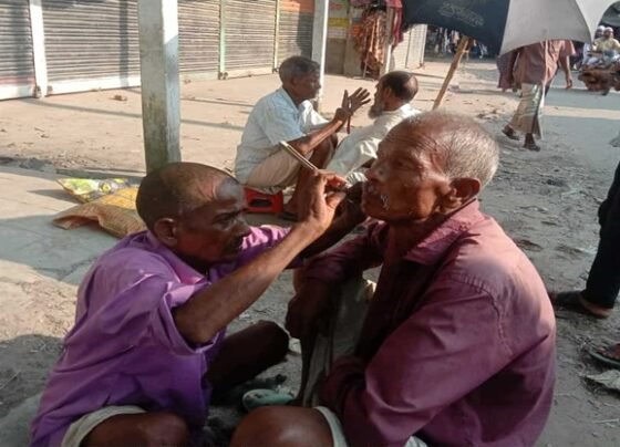 হারিয়ে যাচ্ছে মাটিতে বসে চুল দাড়ি ছাঁটা