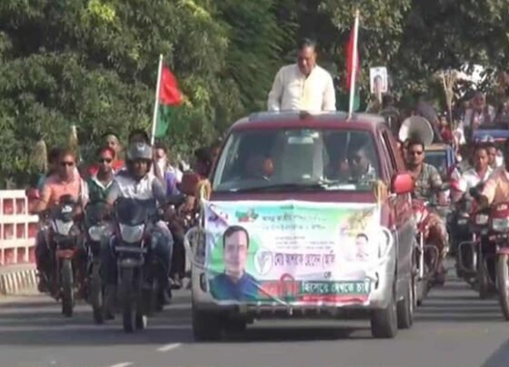 ভোলাহাটে বিএনপি মনোনয়ন প্রত্যাশী আশরাফ হোসেনের মোটরসাইকেল শোডাউন