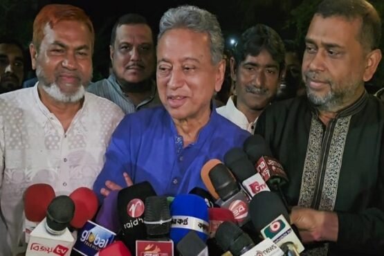 দেশ-বিদেশের বিনিয়োগকারীরা নির্বাচনের জন্য সিদ্ধান্ত স্থগিত রেখেছেন-আমির খসরু