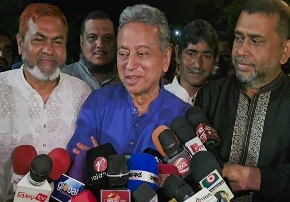 দেশ-বিদেশের বিনিয়োগকারীরা নির্বাচনের জন্য সিদ্ধান্ত স্থগিত রেখেছেন-আমির খসরু