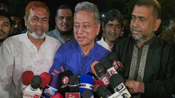 দেশ-বিদেশের বিনিয়োগকারীরা নির্বাচনের জন্য সিদ্ধান্ত স্থগিত রেখেছেন-আমির খসরু