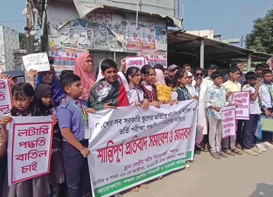 পঞ্চগড়ে সরকারি স্কুলে ভর্তি প্রক্রিয়ায় লটারী প্রথা বাতিলের দাবিতে মানববন্ধন