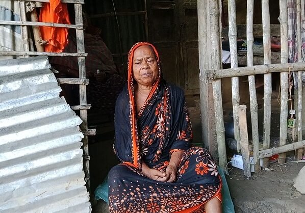 মুজিবনগরে খুপড়ি ঘরে মানবেতর জীবনযাপন মুগলি খাতুনের