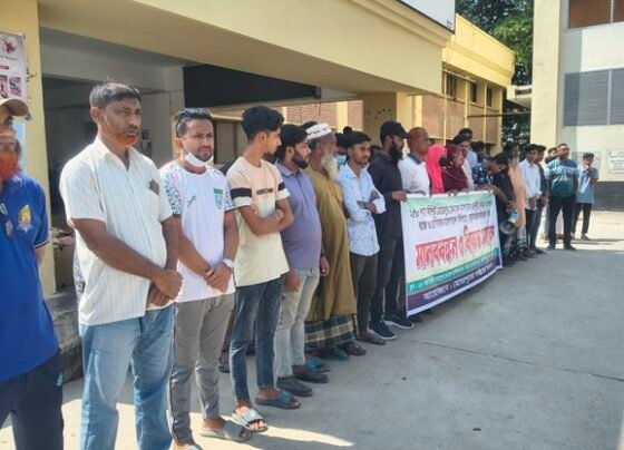 মেহেরপুর হাসপাতালের তত্বাবধায়কের অপসারণের দাবিতে মানববন্ধন