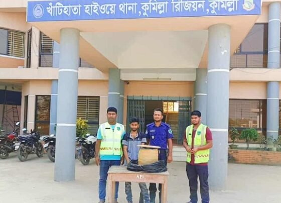 খাঁটিহাতা হাইওয়ে পুলিশের অভিযানে ৬ কেজি গাঁজাসহ যুবক আটক