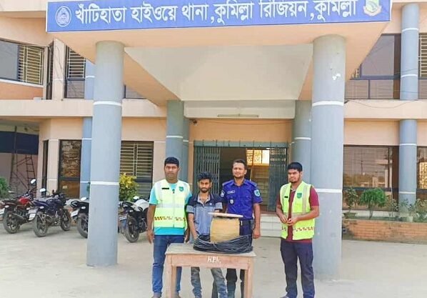 খাঁটিহাতা হাইওয়ে পুলিশের অভিযানে ৬ কেজি গাঁজাসহ যুবক আটক