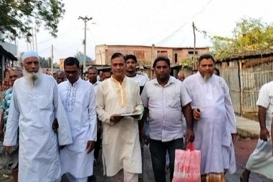 গোমস্তাপুরে বিএনপি'র ৩১ দফা বাস্তবায়নে লিফলেট বিতরণ