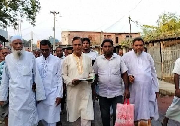 গোমস্তাপুরে বিএনপি'র ৩১ দফা বাস্তবায়নে লিফলেট বিতরণ