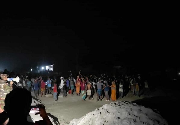 টর্চের আলোয় মহাসড়কে তাণ্ডব-ব্রাহ্মণবাড়িয়ায় দুই গোষ্ঠীর রক্তক্ষয়ী সংঘর্ষ, আহত-৩০