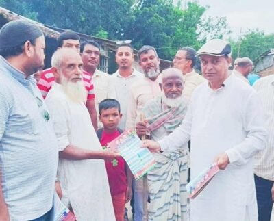 চাঁপাইনবাবগঞ্জ-২ এর নমিনেশন প্রত্যাশী তারিক আহমদের ৩১"দফার লিফলেট বিতরণ ও গণসংযোগ