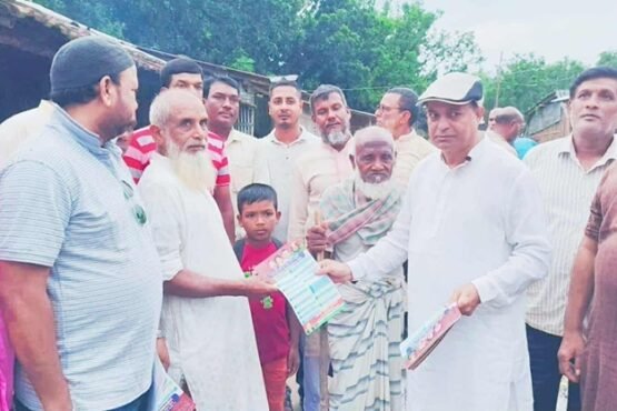 চাঁপাইনবাবগঞ্জ-২ এর নমিনেশন প্রত্যাশী তারিক আহমদের ৩১"দফার লিফলেট বিতরণ ও গণসংযোগ