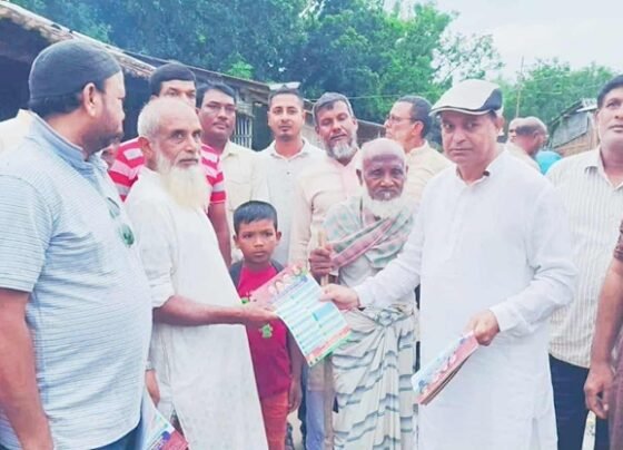 চাঁপাইনবাবগঞ্জ-২ এর নমিনেশন প্রত্যাশী তারিক আহমদের ৩১"দফার লিফলেট বিতরণ ও গণসংযোগ