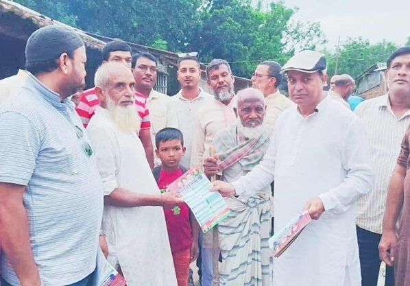 চাঁপাইনবাবগঞ্জ-২ এর নমিনেশন প্রত্যাশী তারিক আহমদের ৩১"দফার লিফলেট বিতরণ ও গণসংযোগ