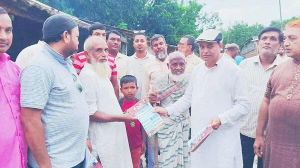 চাঁপাইনবাবগঞ্জ-২ এর নমিনেশন প্রত্যাশী তারিক আহমদের ৩১"দফার লিফলেট বিতরণ ও গণসংযোগ