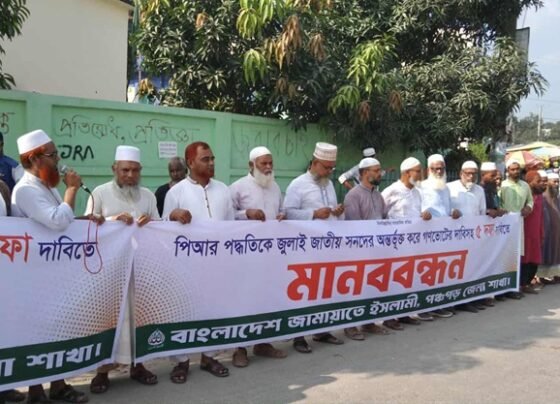 গণভোটের দাবিসহ পাঁচ দফা দাবিতে পঞ্চগড়ে জামায়াতের মানববন্ধন