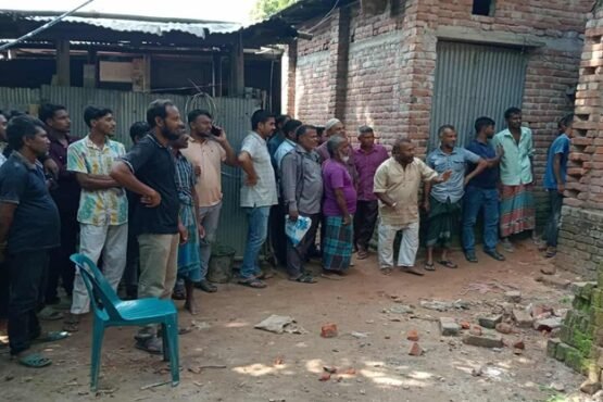 মামলার ৯ বছর পর ঠাকুরগাঁওয়ে আদালতের নির্দেশে জমি বুঝে পেলেন ভূমিহীন আইয়ুব আলী