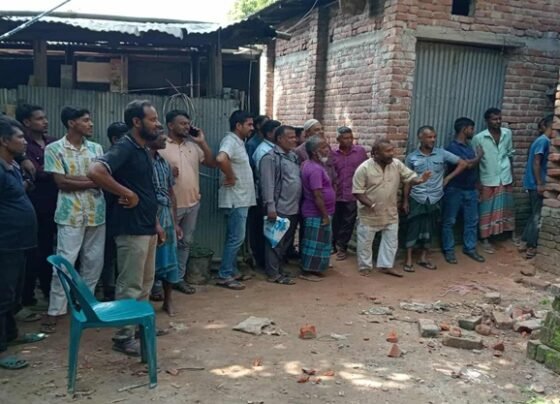 মামলার ৯ বছর পর ঠাকুরগাঁওয়ে আদালতের নির্দেশে জমি বুঝে পেলেন ভূমিহীন আইয়ুব আলী