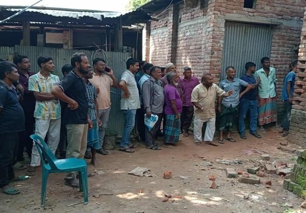 মামলার ৯ বছর পর ঠাকুরগাঁওয়ে আদালতের নির্দেশে জমি বুঝে পেলেন ভূমিহীন আইয়ুব আলী