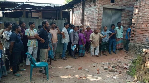 মামলার ৯ বছর পর ঠাকুরগাঁওয়ে আদালতের নির্দেশে জমি বুঝে পেলেন ভূমিহীন আইয়ুব আলী