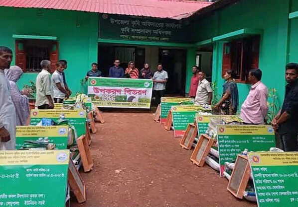 লামায় তেলজাতীয় ফসলের উৎপাদন বৃদ্ধির লক্ষ্যে উপকরণ বিতরণ