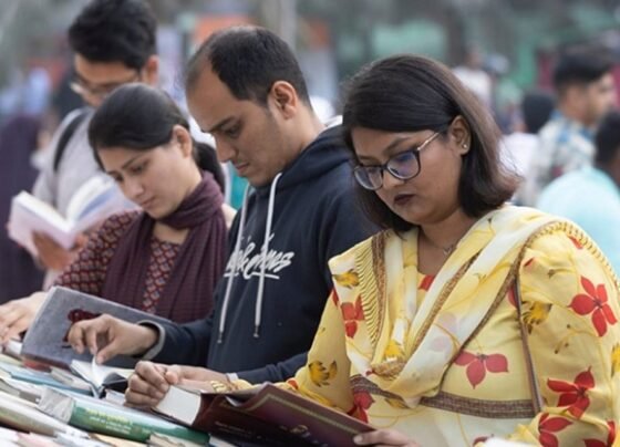 জাতীয় নির্বাচনের ফাঁদে আটকে রয়েছে অমর একুশে বইমেলা