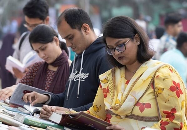 জাতীয় নির্বাচনের ফাঁদে আটকে রয়েছে অমর একুশে বইমেলা
