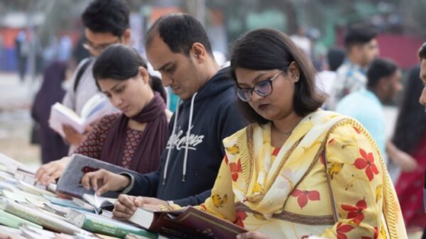 জাতীয় নির্বাচনের ফাঁদে আটকে রয়েছে অমর একুশে বইমেলা