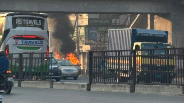 রাজধানীতে রাতভর বাসে আগুন: যাত্রাবাড়ী ও উত্তরায় তিনটি বাস পুড়ে ছাই