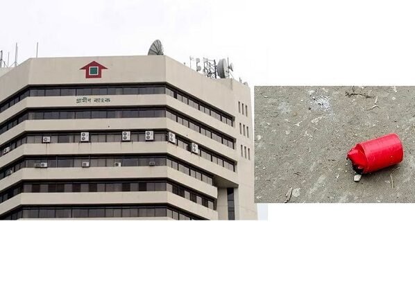 গ্রামীণ ব্যাংকের প্রধান কার্যালয়ের সামনে ককটেল বিস্ফোরণ