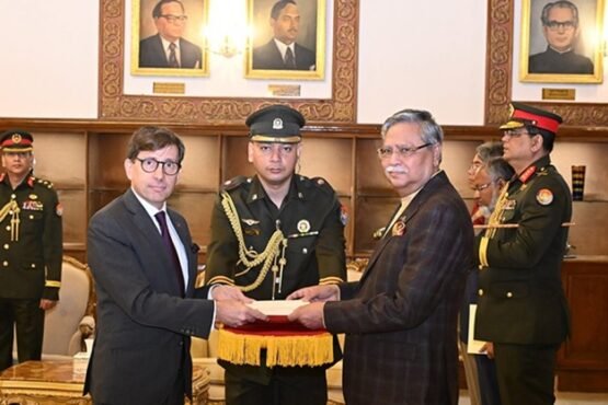 রাষ্ট্রপতির কাছে পরিচয়পত্র পেশ করলেন ফ্রান্সের রাষ্ট্রদূত
