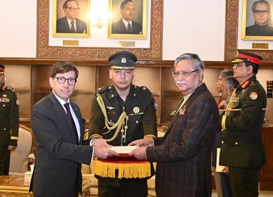 রাষ্ট্রপতির কাছে পরিচয়পত্র পেশ করলেন ফ্রান্সের রাষ্ট্রদূত