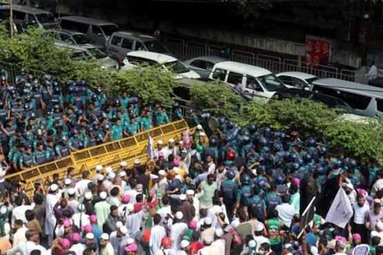পুলিশের বাধার মুখে জামায়াতসহ ৮ দলের গণমিছিল