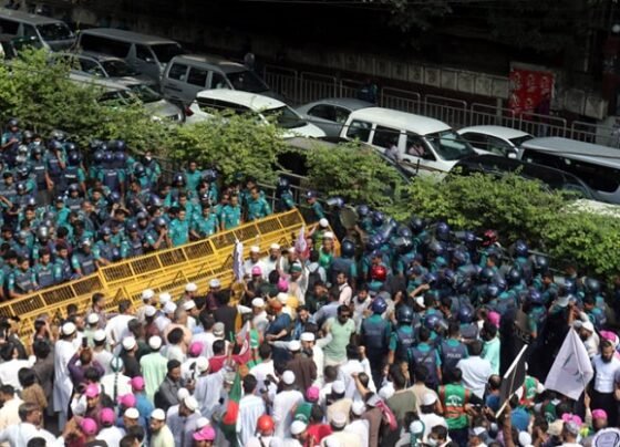 পুলিশের বাধার মুখে জামায়াতসহ ৮ দলের গণমিছিল