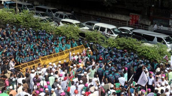 পুলিশের বাধার মুখে জামায়াতসহ ৮ দলের গণমিছিল