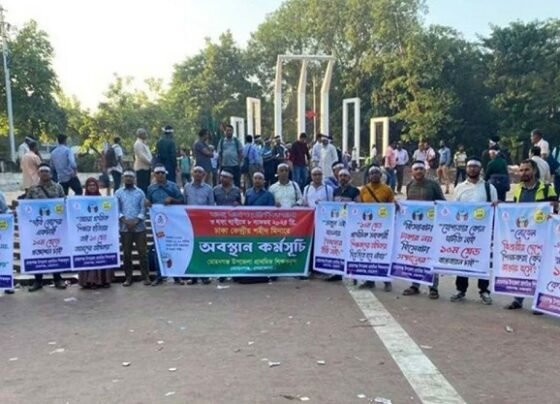 সারাদেশে প্রাথমিকের শিক্ষকদের কর্মবিরতি, শহীদ মিনারে অবস্থান কর্মসূচি