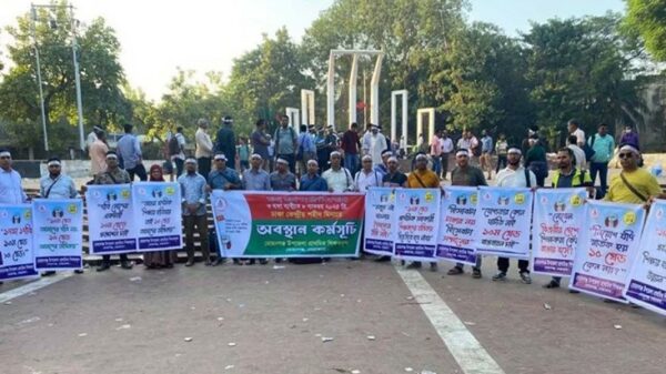 সারাদেশে প্রাথমিকের শিক্ষকদের কর্মবিরতি, শহীদ মিনারে অবস্থান কর্মসূচি