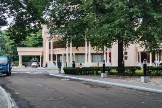 তিন বাহিনীর প্রধান যমুনায়