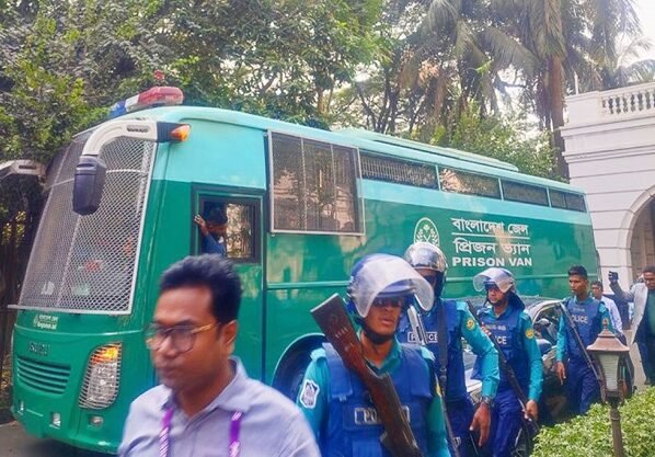 কড়া নিরাপত্তায় ট্রাইব্যুনালে হাজির ১৩ সেনা কর্মকর্তা