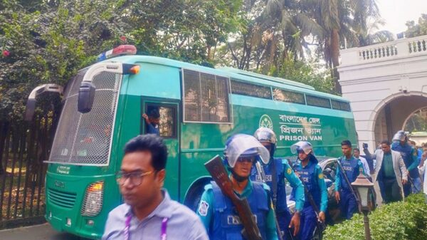 কড়া নিরাপত্তায় ট্রাইব্যুনালে হাজির ১৩ সেনা কর্মকর্তা
