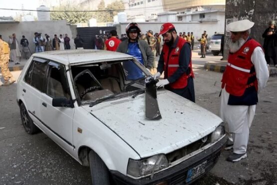 পাকিস্তানে আধাসামরিক বাহিনীর কার্যালয়ে আত্মঘাতী হামলা, নিহত ৩