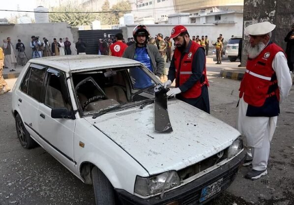 পাকিস্তানে আধাসামরিক বাহিনীর কার্যালয়ে আত্মঘাতী হামলা, নিহত ৩