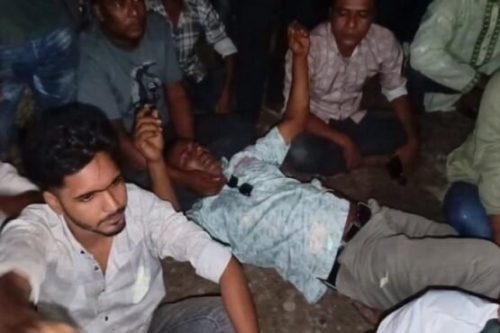 নেতাকে মনোনয়ন না দেওয়ায় রাস্তায় শুয়ে অনুসারীদের বিক্ষোভ