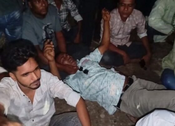 নেতাকে মনোনয়ন না দেওয়ায় রাস্তায় শুয়ে অনুসারীদের বিক্ষোভ