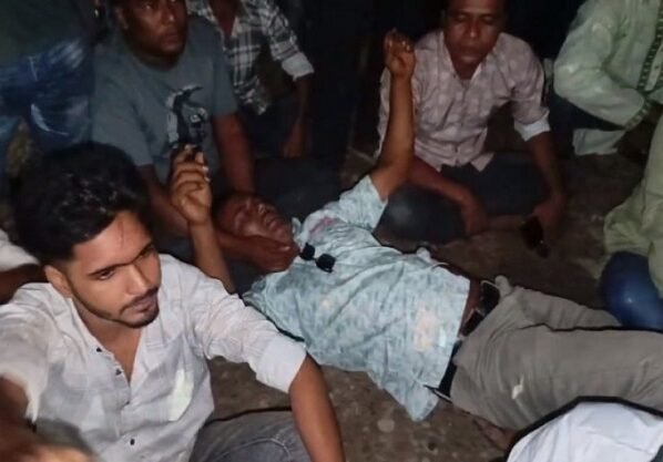 নেতাকে মনোনয়ন না দেওয়ায় রাস্তায় শুয়ে অনুসারীদের বিক্ষোভ