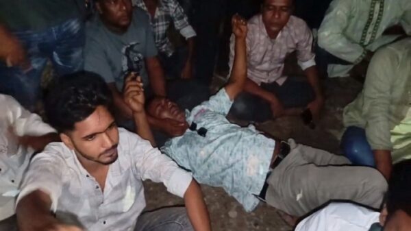 নেতাকে মনোনয়ন না দেওয়ায় রাস্তায় শুয়ে অনুসারীদের বিক্ষোভ