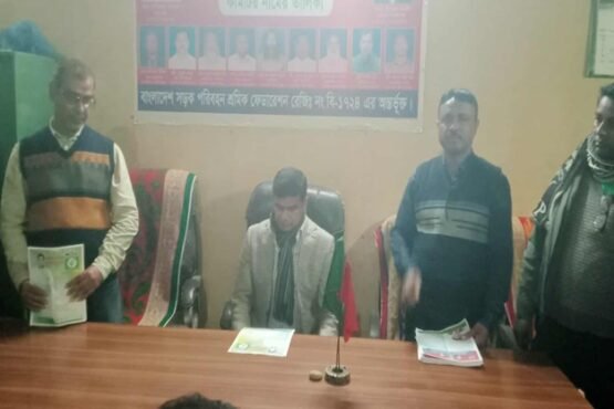 কালীগঞ্জে ভোটারদের সাথে কুশল বিনিময় করলেন ফরহাদ হোসেন আজাদ