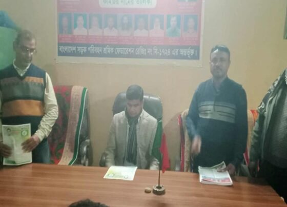 কালীগঞ্জে ভোটারদের সাথে কুশল বিনিময় করলেন ফরহাদ হোসেন আজাদ