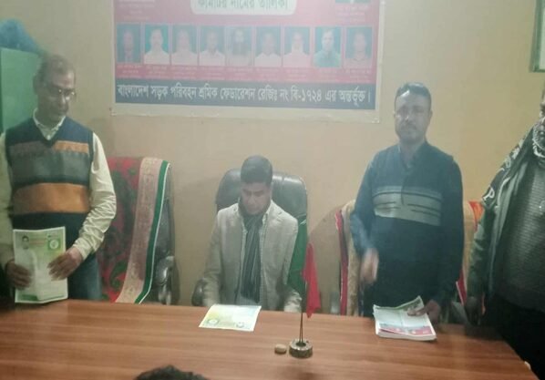 কালীগঞ্জে ভোটারদের সাথে কুশল বিনিময় করলেন ফরহাদ হোসেন আজাদ