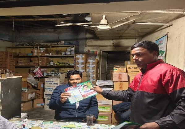 গোমস্তাপুরে বিএনপির ৩১ দফার লিফলেট বিতরণ ও গণসংযোগ