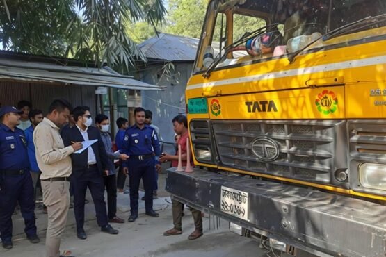 তেঁতুলিয়ায় মোবাইল কোর্টে বায়ু ও শব্দ দুষনে ব্যবসায়ী ও চালকদের জরিমানা